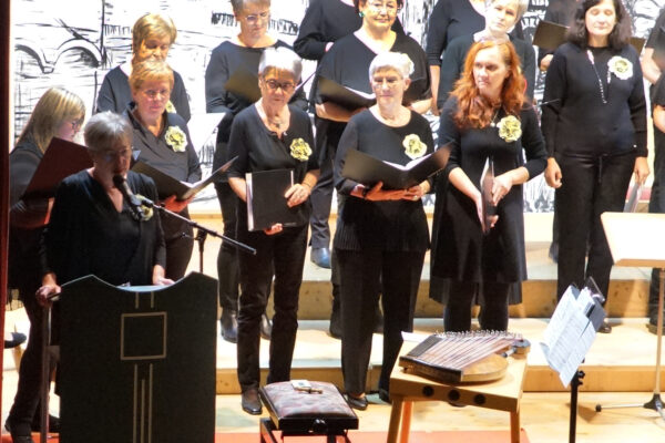 Obfrau Monika Jaksch begr&uuml;&szlig;t die G&auml;ste