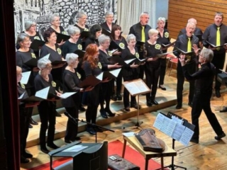 Chorleiter Josef Schmidauer und Chor konzentriert
