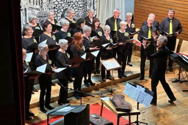 Chorleiter Josef Schmidauer und Chor konzentriert
